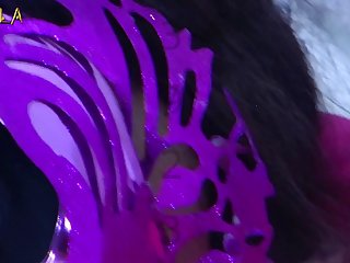 结变软了，轻轻一拉，有点疼，狗的鸡巴从她体内抽了出来，精液流了一小股。